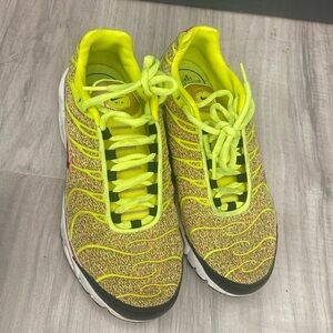 Nike air max plus volt hot punch se premium